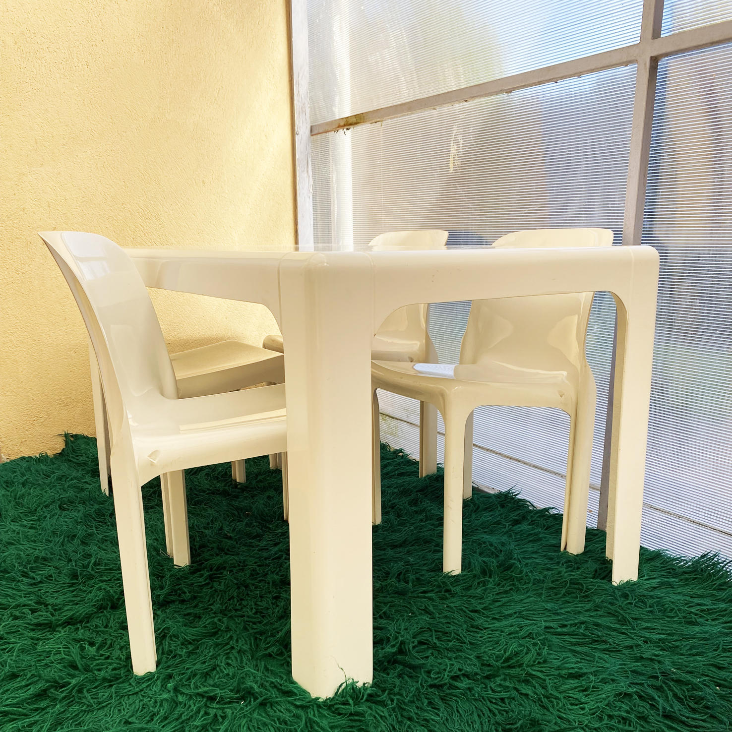Table Ozoo de Marc Berthier + chaises Selene Vico Magistretti